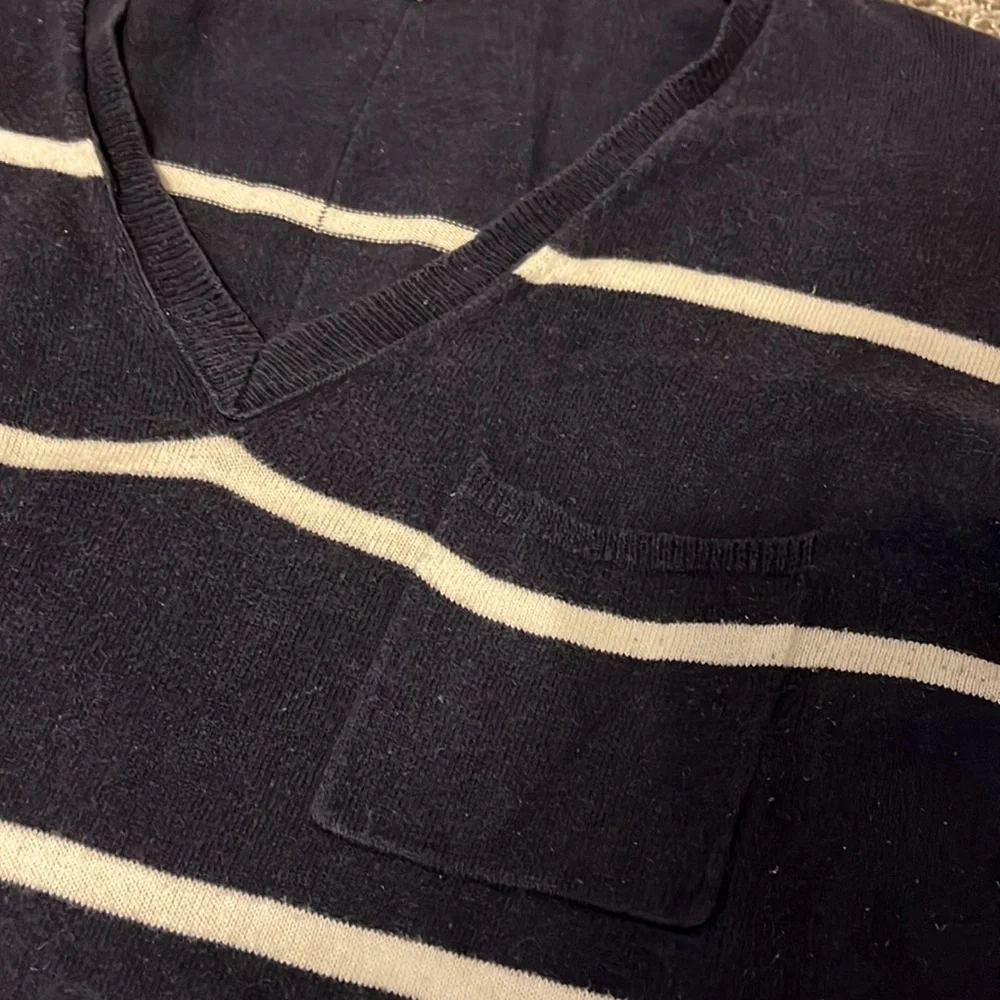 Gap women’s XS navy white v-neck striped sweater